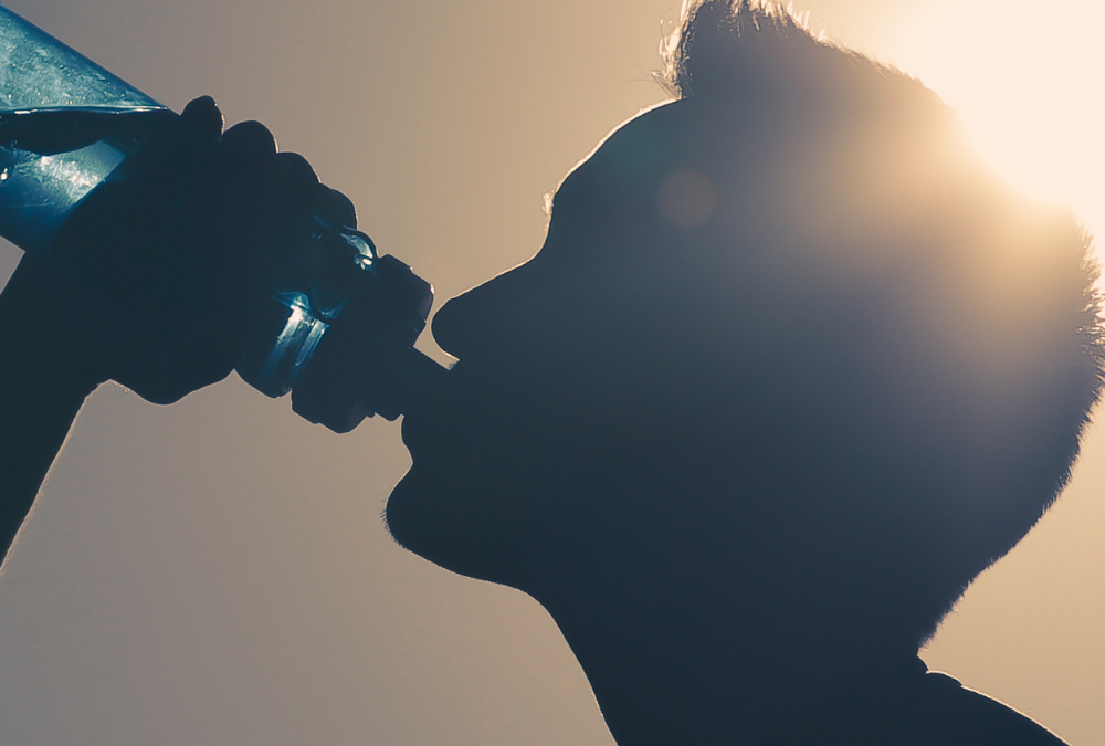 Boire de l’eau en mangeant réduit-il la digestion ?