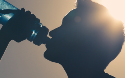 Boire de l’eau en mangeant réduit-il la digestion ?